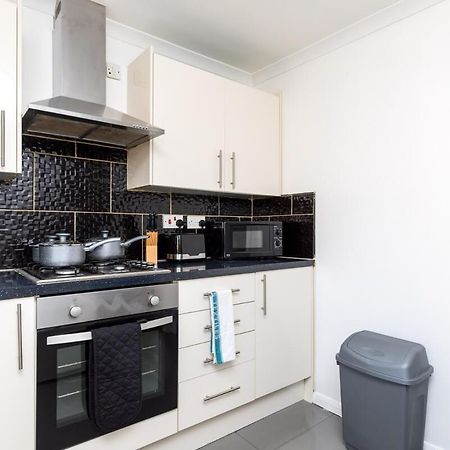 Вілла 19A The Broadwalk - Cozy 1Br In The Heart Of Crawley Near Gatwick Airport Great For Contractors And Flight Crew Students Екстер'єр фото