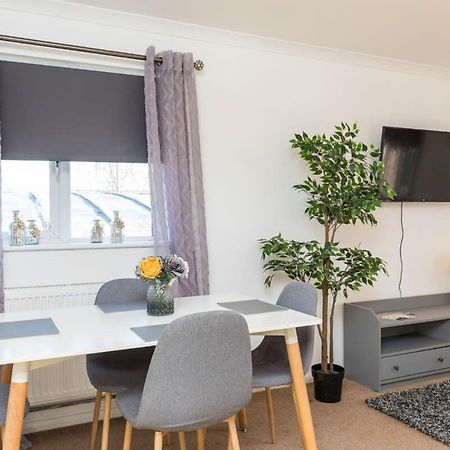 Вілла 19A The Broadwalk - Cozy 1Br In The Heart Of Crawley Near Gatwick Airport Great For Contractors And Flight Crew Students Екстер'єр фото