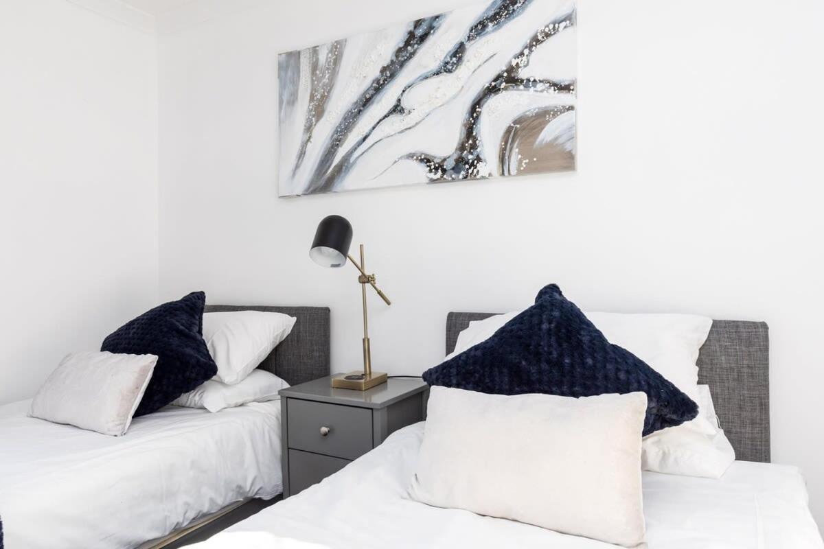Вілла 19A The Broadwalk - Cozy 1Br In The Heart Of Crawley Near Gatwick Airport Great For Contractors And Flight Crew Students Екстер'єр фото