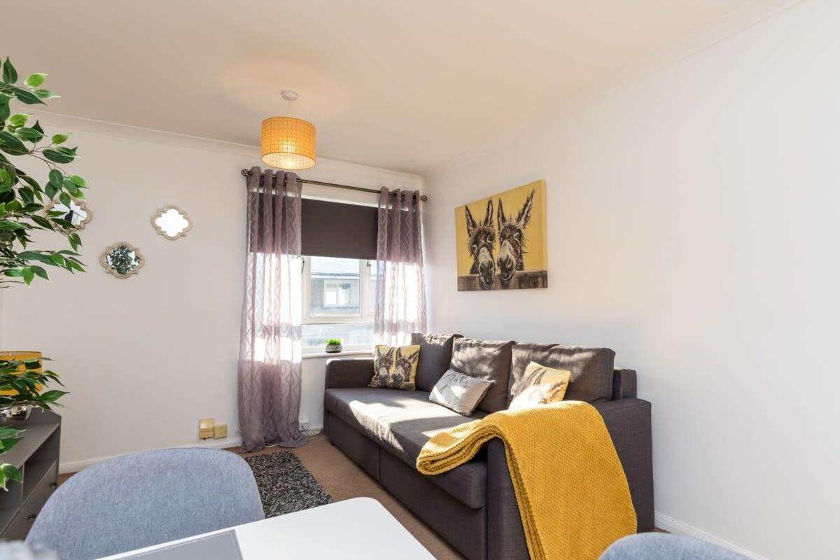 Вілла 19A The Broadwalk - Cozy 1Br In The Heart Of Crawley Near Gatwick Airport Great For Contractors And Flight Crew Students Екстер'єр фото