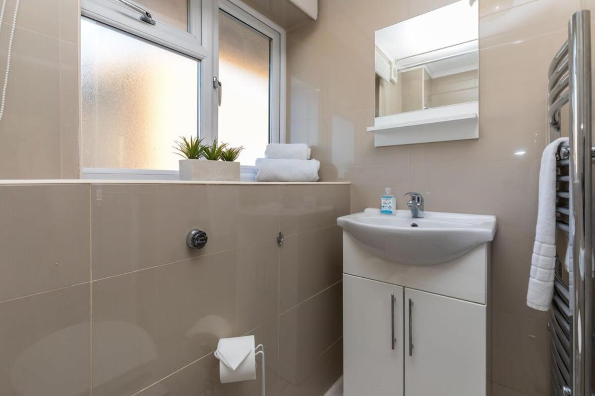 Вілла 19A The Broadwalk - Cozy 1Br In The Heart Of Crawley Near Gatwick Airport Great For Contractors And Flight Crew Students Екстер'єр фото