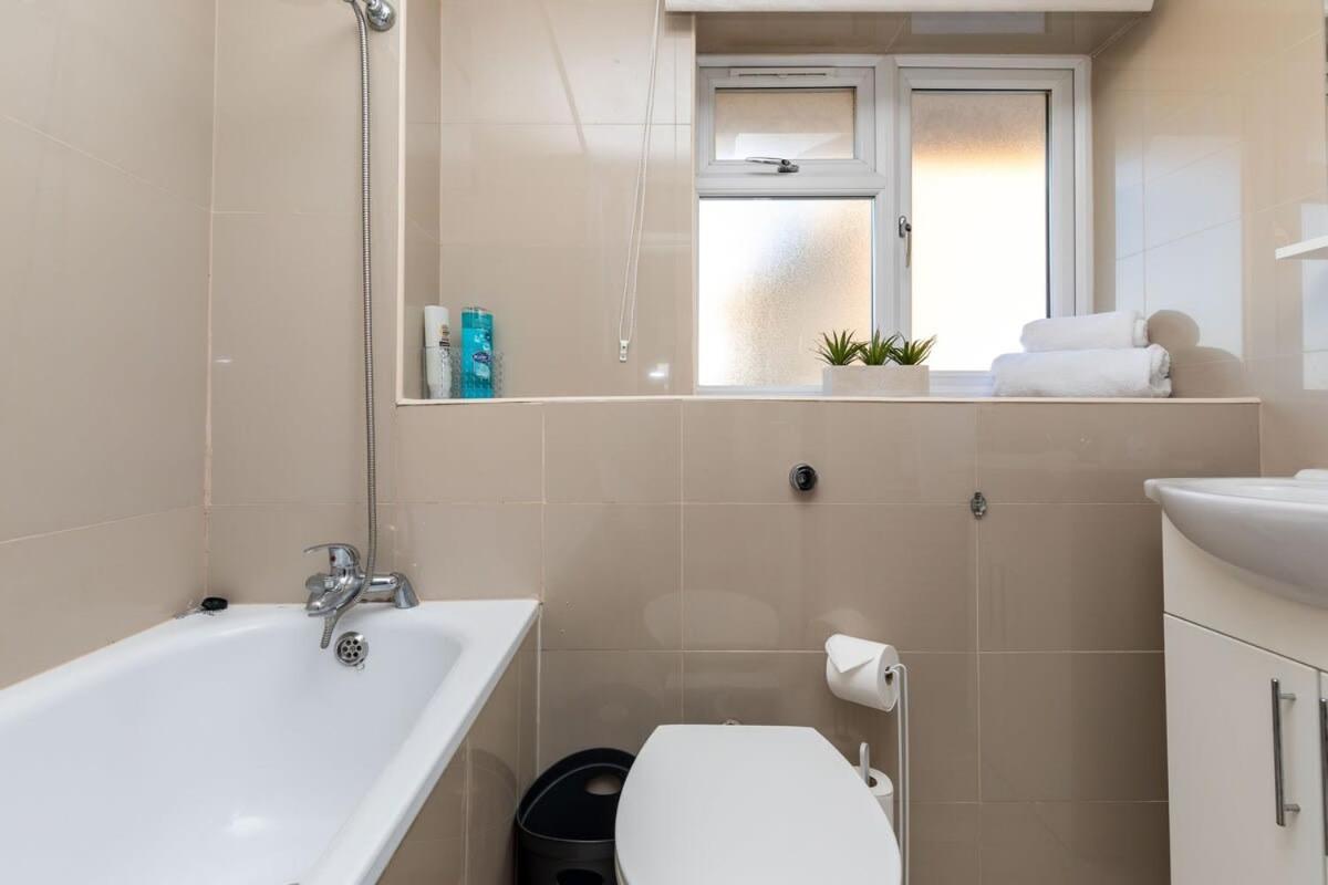Вілла 19A The Broadwalk - Cozy 1Br In The Heart Of Crawley Near Gatwick Airport Great For Contractors And Flight Crew Students Екстер'єр фото
