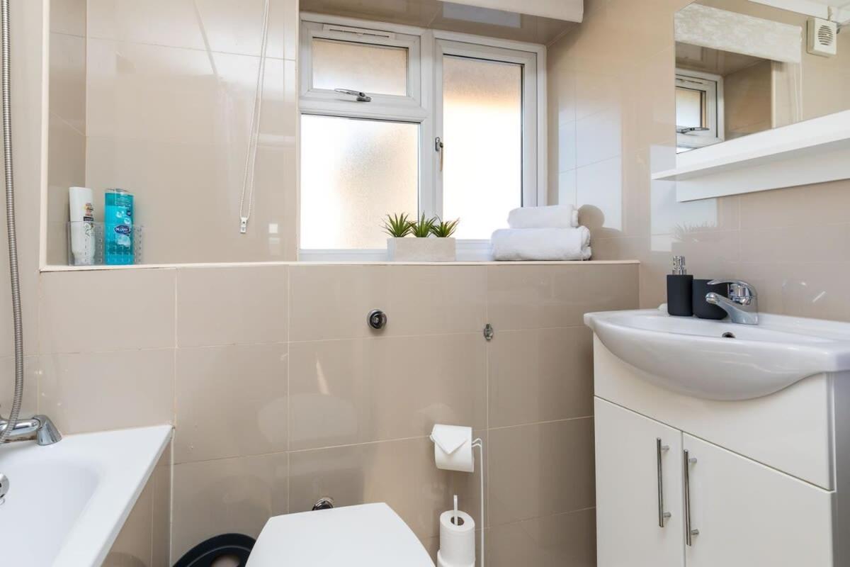 Вілла 19A The Broadwalk - Cozy 1Br In The Heart Of Crawley Near Gatwick Airport Great For Contractors And Flight Crew Students Екстер'єр фото