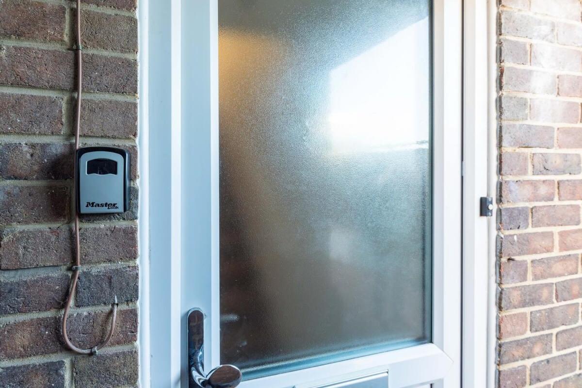 Вілла 19A The Broadwalk - Cozy 1Br In The Heart Of Crawley Near Gatwick Airport Great For Contractors And Flight Crew Students Екстер'єр фото