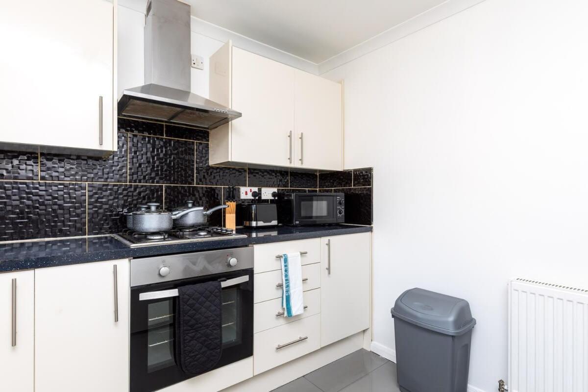 Вілла 19A The Broadwalk - Cozy 1Br In The Heart Of Crawley Near Gatwick Airport Great For Contractors And Flight Crew Students Екстер'єр фото