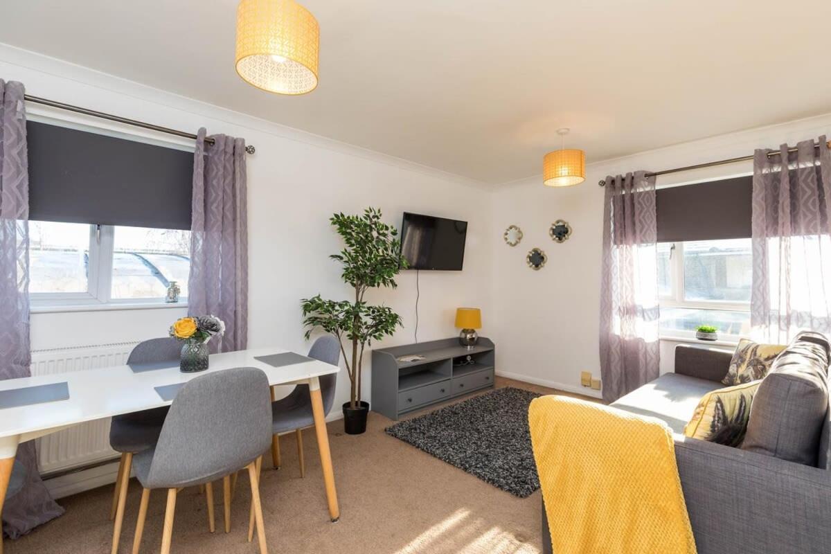 Вілла 19A The Broadwalk - Cozy 1Br In The Heart Of Crawley Near Gatwick Airport Great For Contractors And Flight Crew Students Екстер'єр фото