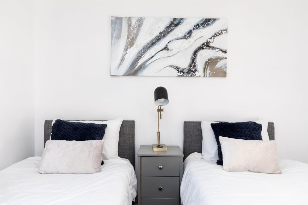 Вілла 19A The Broadwalk - Cozy 1Br In The Heart Of Crawley Near Gatwick Airport Great For Contractors And Flight Crew Students Екстер'єр фото