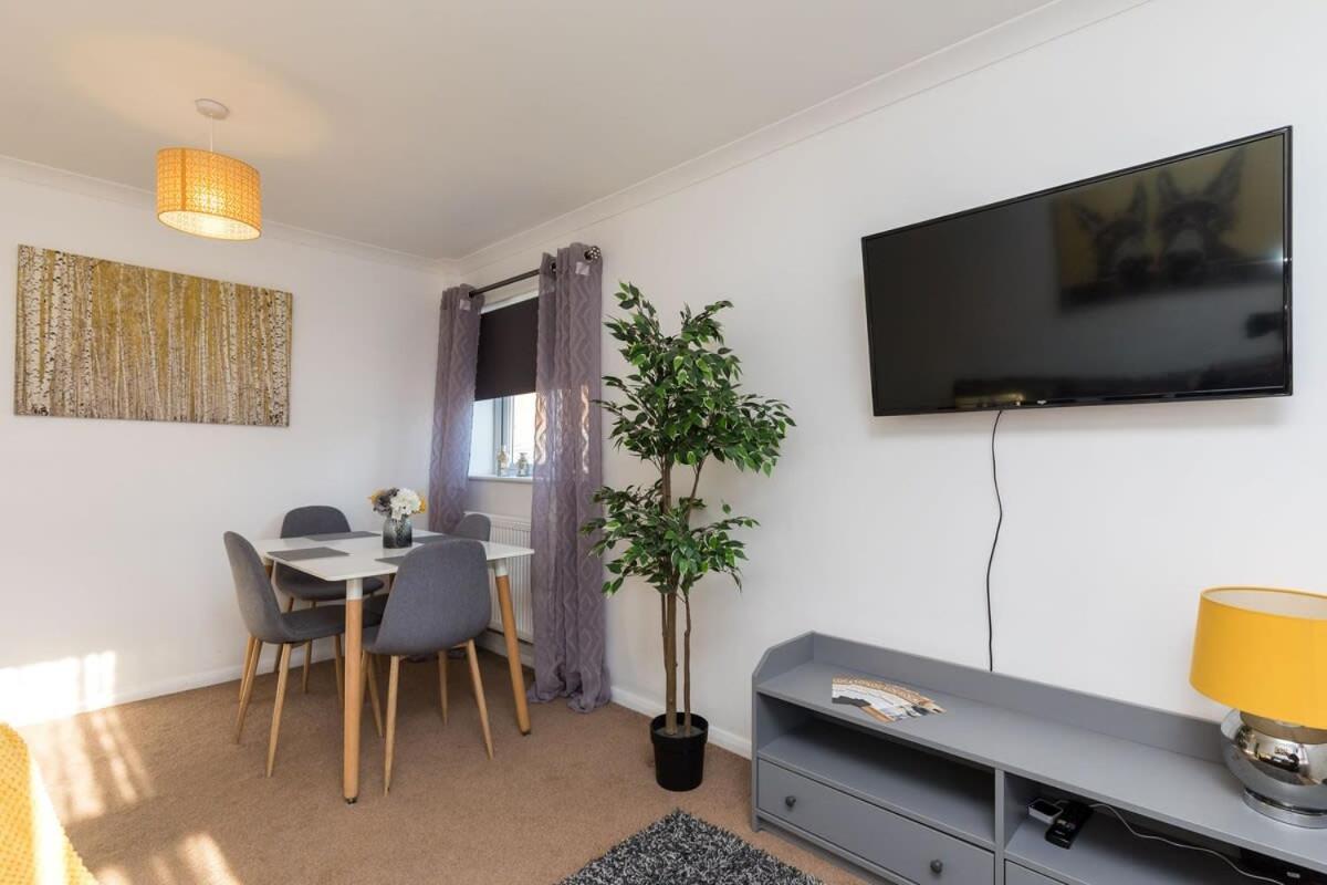 Вілла 19A The Broadwalk - Cozy 1Br In The Heart Of Crawley Near Gatwick Airport Great For Contractors And Flight Crew Students Екстер'єр фото