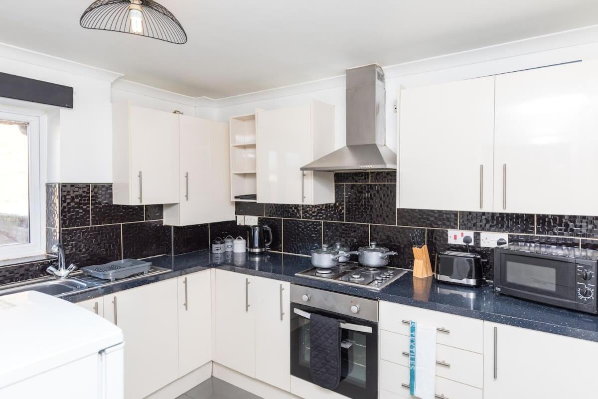 Вілла 19A The Broadwalk - Cozy 1Br In The Heart Of Crawley Near Gatwick Airport Great For Contractors And Flight Crew Students Екстер'єр фото